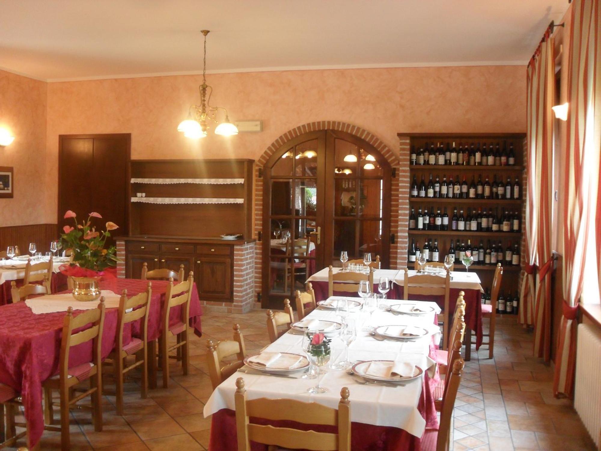 Ristorante Albergo Da Maurizio Cravanzana Extérieur photo